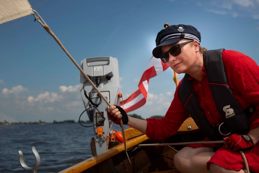 Frau bei einem Eventshooting auf einem Boot