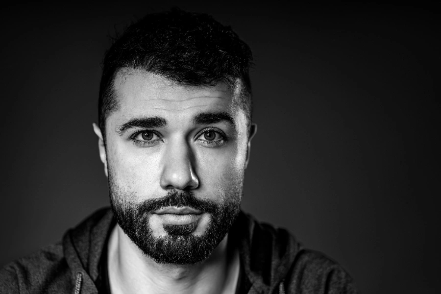 Männerportrait in schwarz weiß