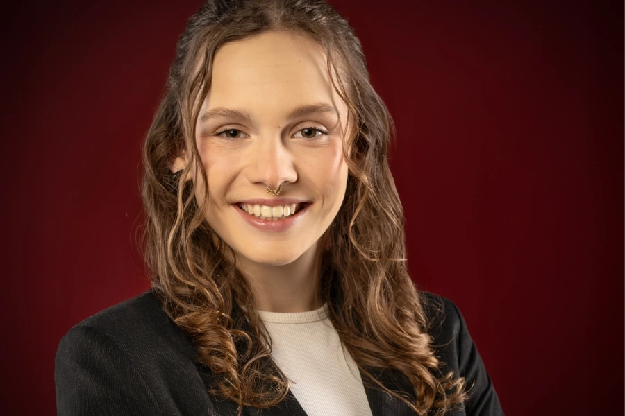 Mädchen lacht in die Kamera für ein Bewerbungsfoto