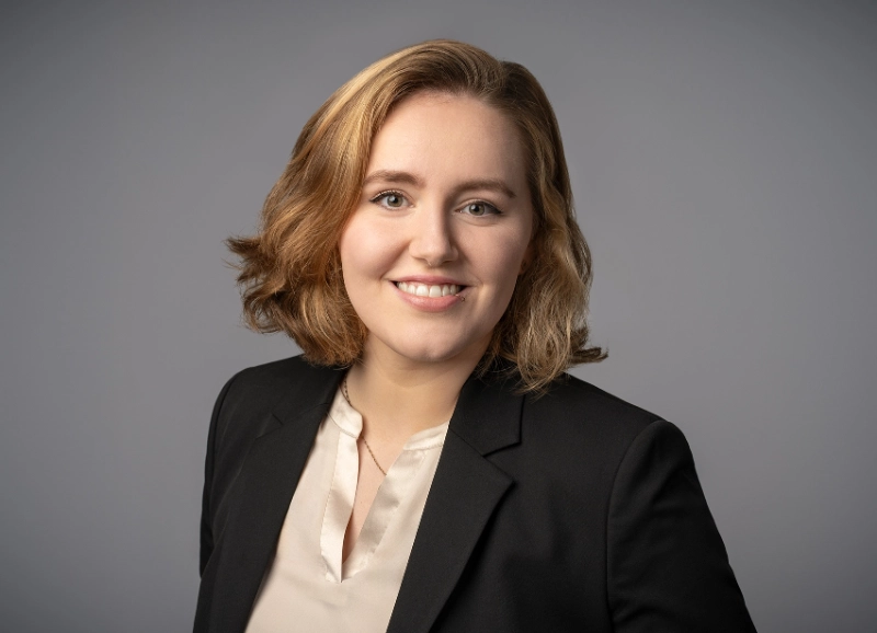 Bewerbungsfoto einer jungen Frau mit schwarzem Blazer