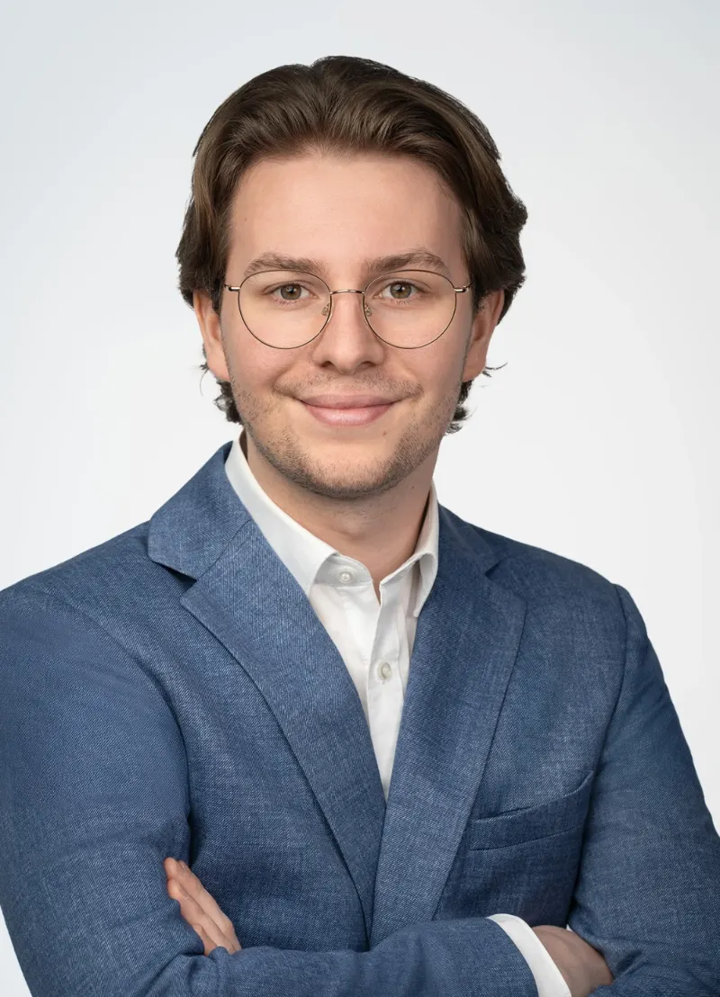 Bewerbungsfoto eines jungen Mannes mit blauem Anzug