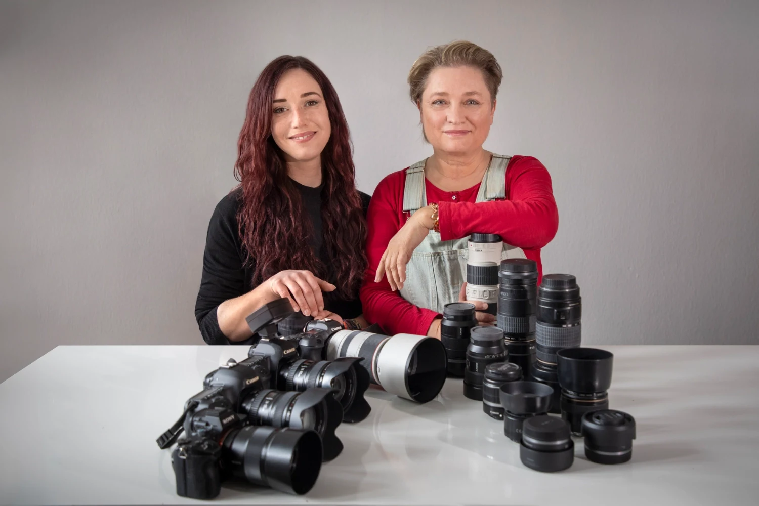 Zwei Fotografinnen mit ihrem Equipment